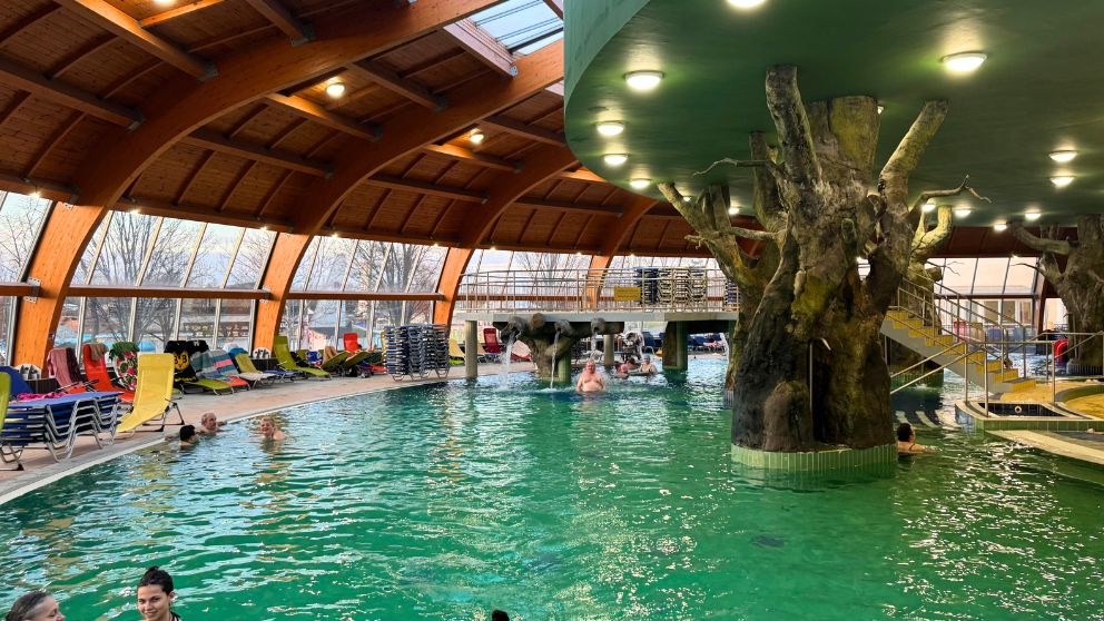 ハイドゥソボスローのフンガロスパ内「アクアパレス」の広々とした浴槽