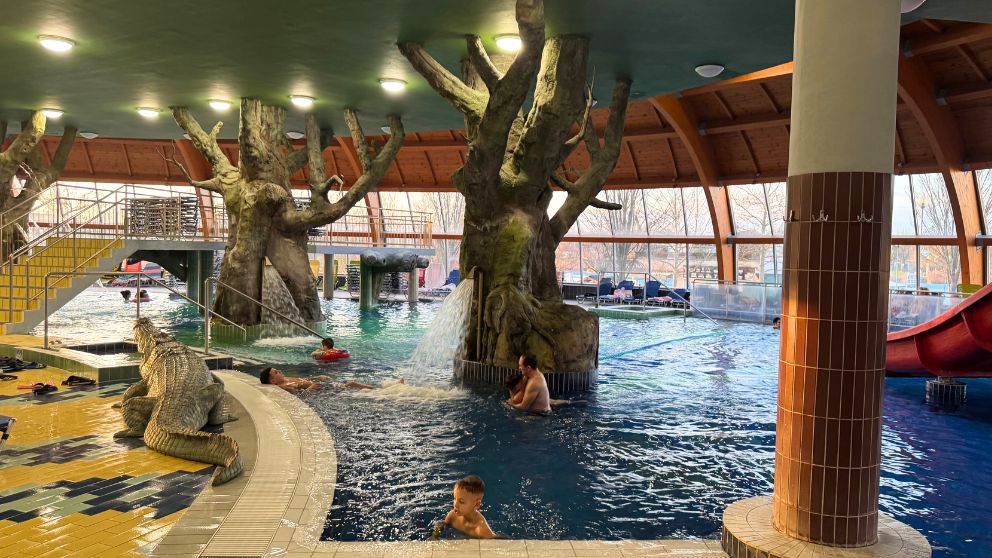 ハイドゥソボスローのフンガロスパ内「アクアパレス」の子供用の浅いプールエリア