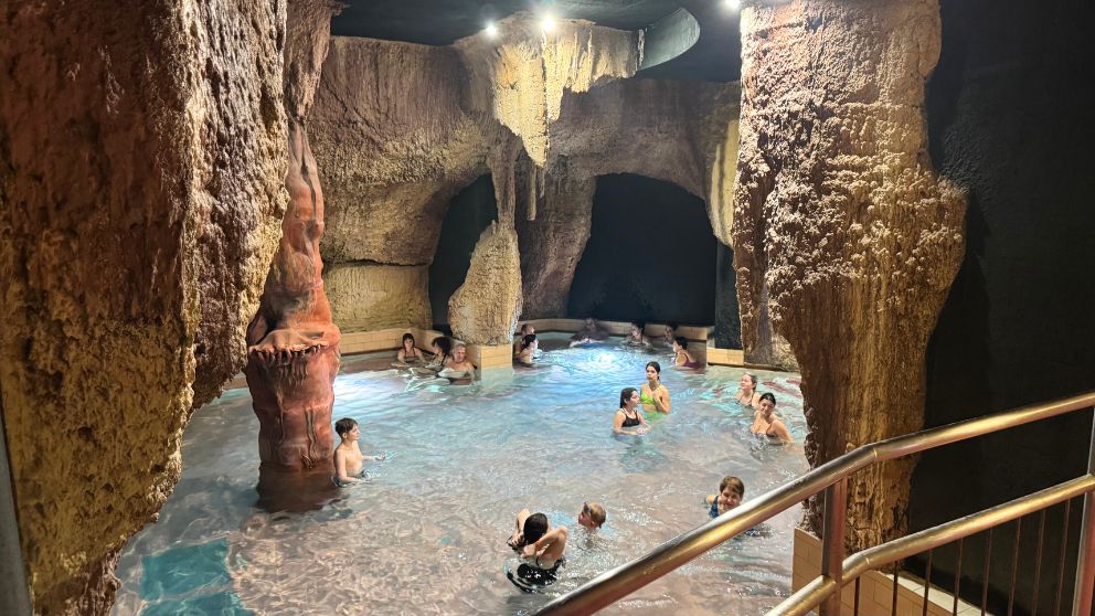 ハイドゥソボスローのフンガロスパ内「アクアパレス」の洞窟風の浴槽