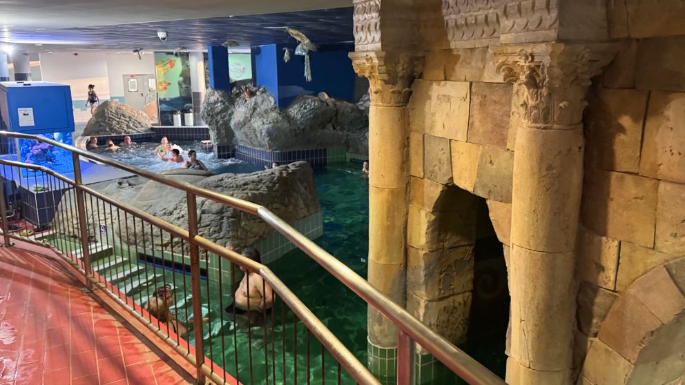 ハイドゥソボスローのフンガロスパ内「アクアパレス」内部の廊下から見る、岩があったり、お城のようなユニークな浴槽