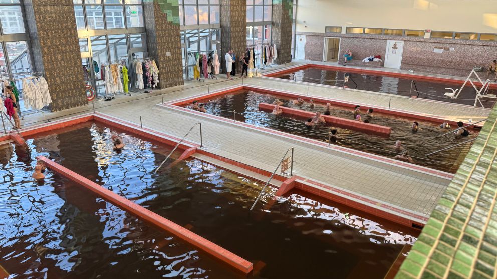 ハイドゥソボスローのフンガロスパ内「医療温泉エリア」の屋内の様子。3つの大きな浴槽がある