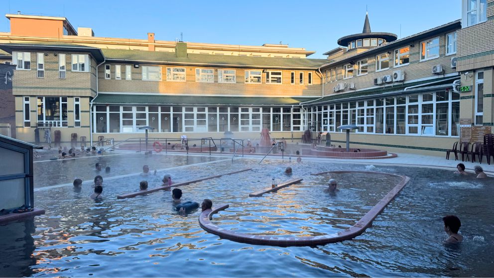 ハイドゥソボスローのフンガロスパ内「医療温泉エリア」の屋外の浴槽の様子