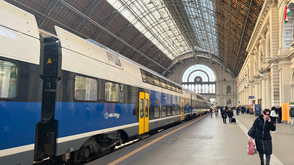 ブダペスト東駅のプラットホームと停車中の電車の様子
