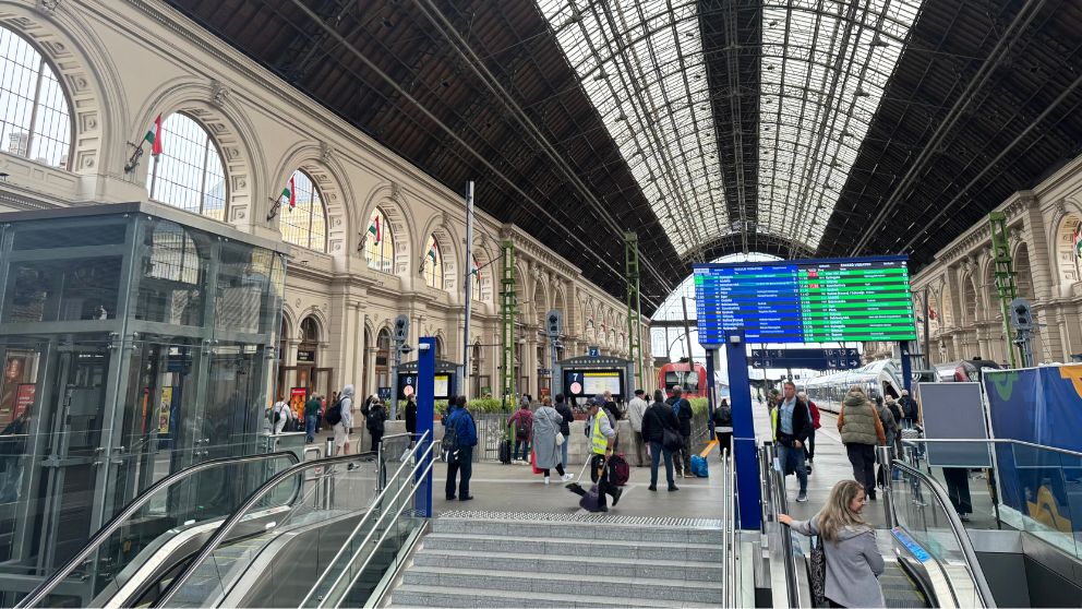 ブダペスト東駅の入り口からの風景。エスカレーターやエレベーターが設置されていて近代的要素あり
