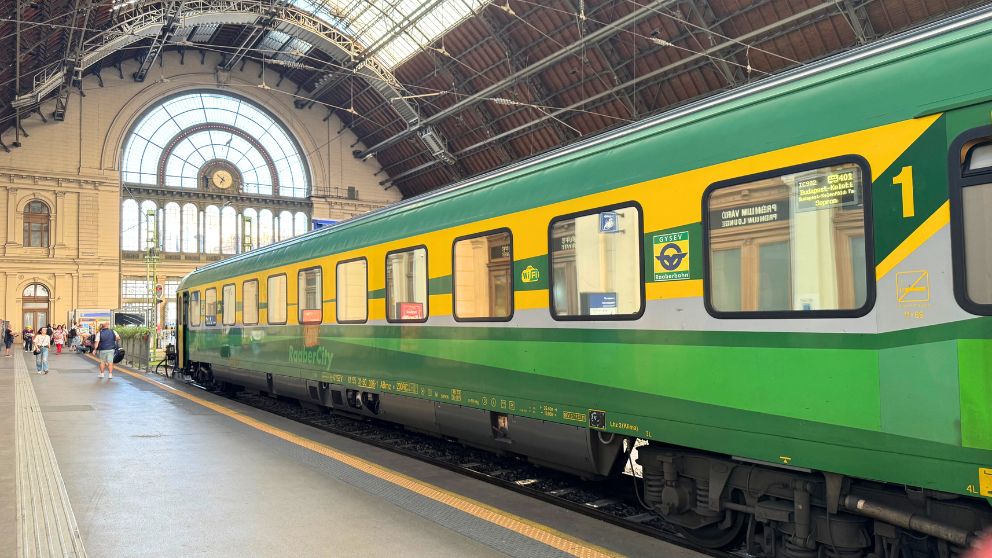 ブダペスト東駅のプラットホームと、停車中の緑色の電車