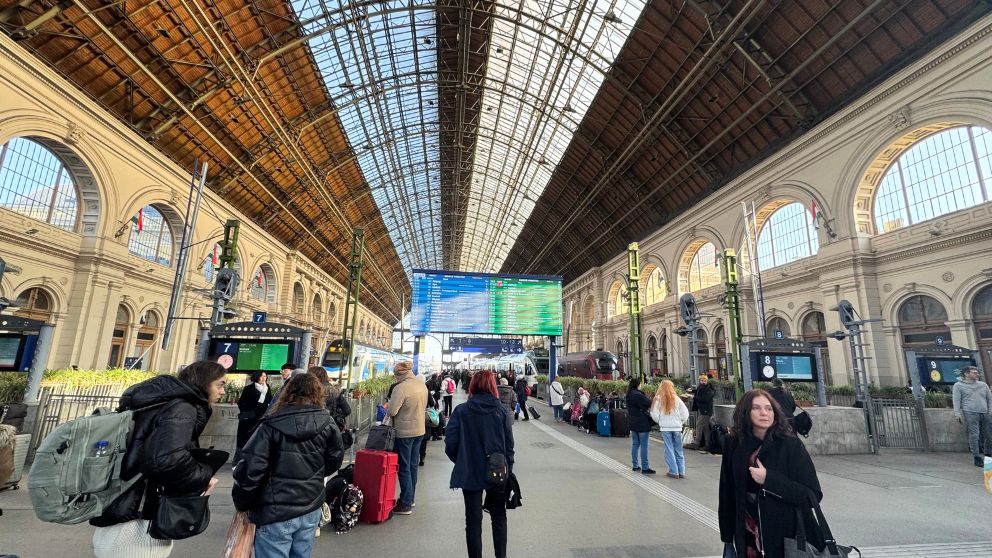 ブダペスト東駅の入り口から構内を撮影した様子。4つのホームがある