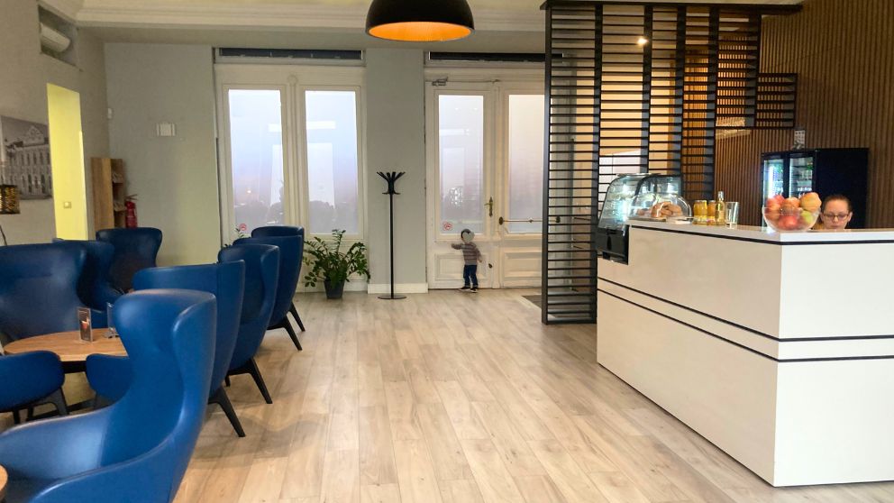 ブダペスト東駅にあるプレミアムラウンジの内部の様子。撮影日は空いていてがらんとしている