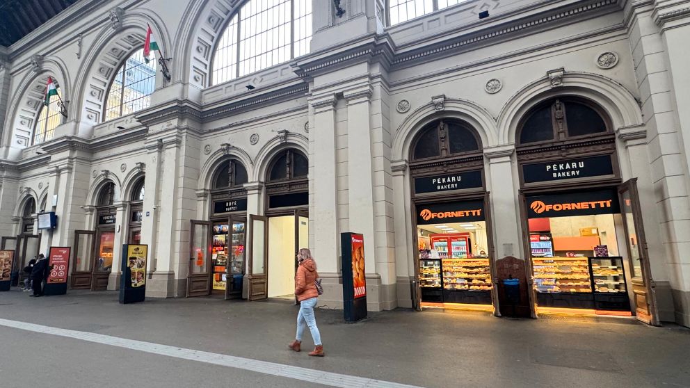 ブダペスト東駅のプラットホーム沿いに並ぶ小さなパン屋などの様子