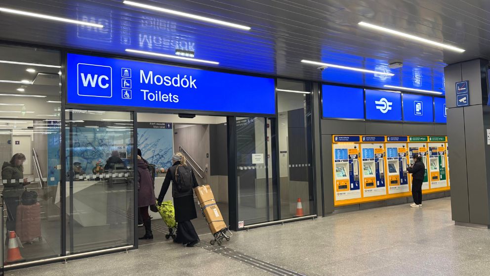 ブダペスト東駅の有料トイレの外観