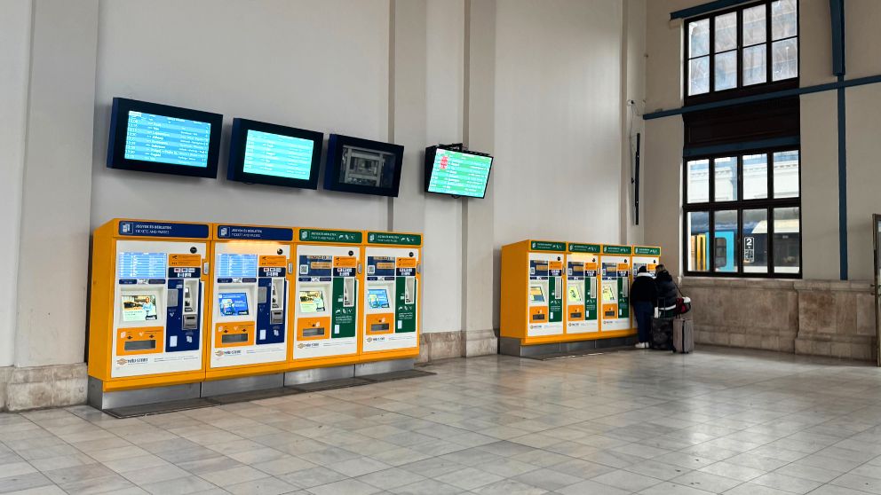 ブダペスト西駅に設置されているチケットの自動販売機