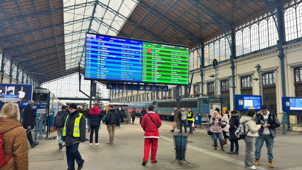 ブダペスト西駅の入り口から構内を撮影した画像
4つホームがあって電車も停車中