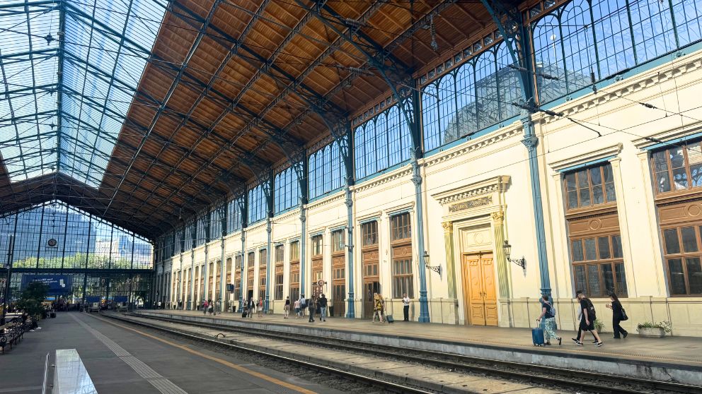 ブダペスト西駅のがらんとしたプラットホーム。売店などがほとんどない