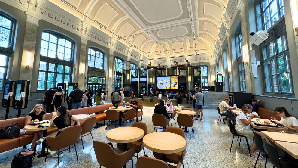 ブダペスト西駅のマクドナルドの内部。天井が高くクラシックな雰囲気だが、設備はモダン