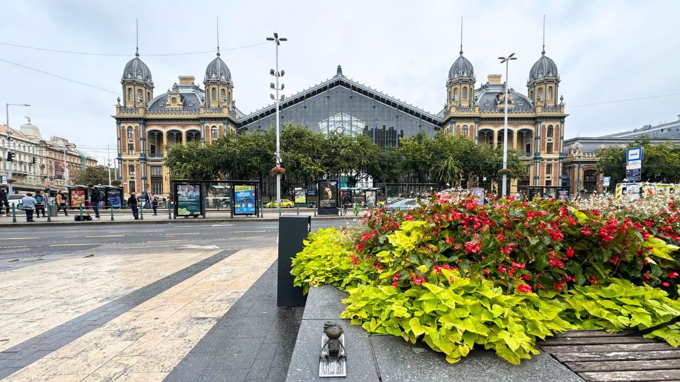 ブダペスト西駅の外観と、コロドコ・ミハーイのミニ彫刻