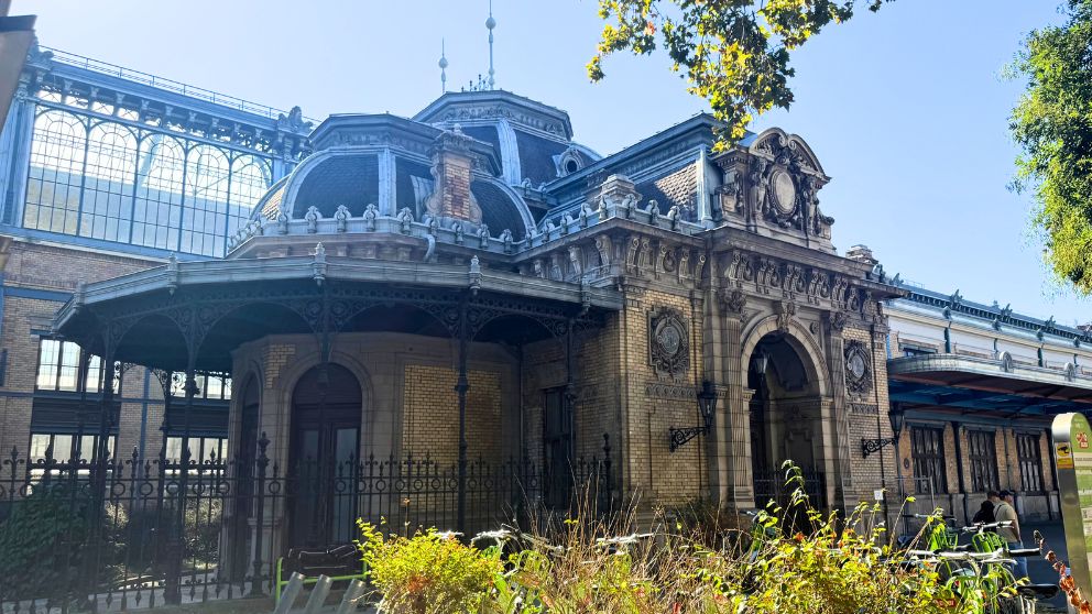 ブダペスト西駅の工程専用の待合室の外観。薄汚れている