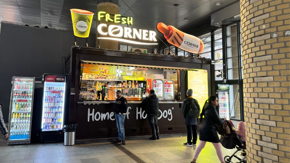 ブダペスト西駅にある軽食スタンド