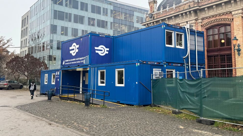 ブダペスト西駅にあるプレハブ小屋。ここがチケット売り場になっている