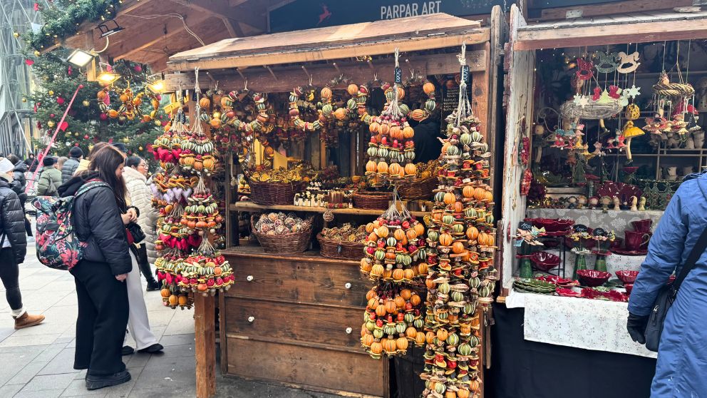 Vorosmarty広場に立つParpar Artの屋台。ナチュラルオーナメントが鮮やかで目を引く