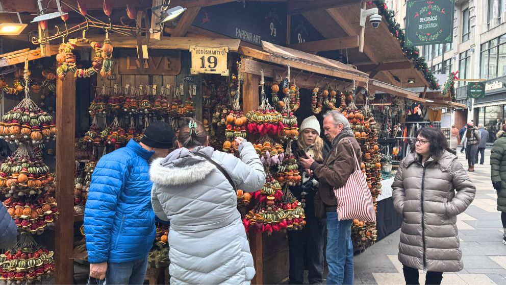 ブダペストのクリスマスマーケットのParpar Artのナチュラルオーナメントの屋台。Vorosmarty広場の様子