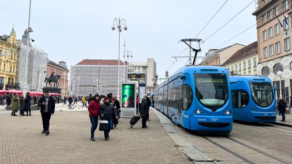 イェラチッチ広場に停車するトラム2台と、広場を歩く人々の様子