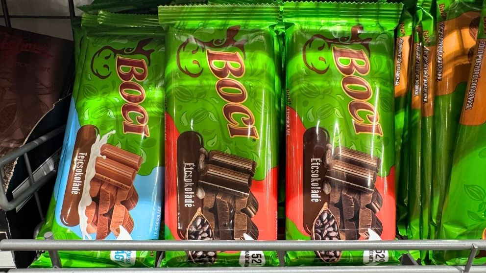 緑色のパッケージのBociの板チョコが並ぶ商品棚