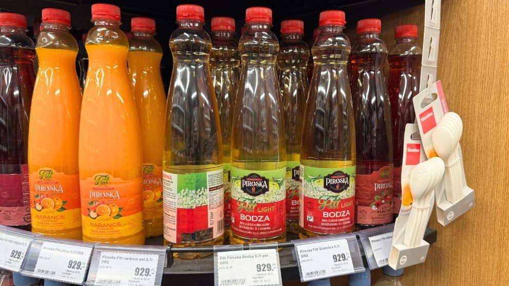 プラスチックの容器に入ったSzörpが並ぶ棚