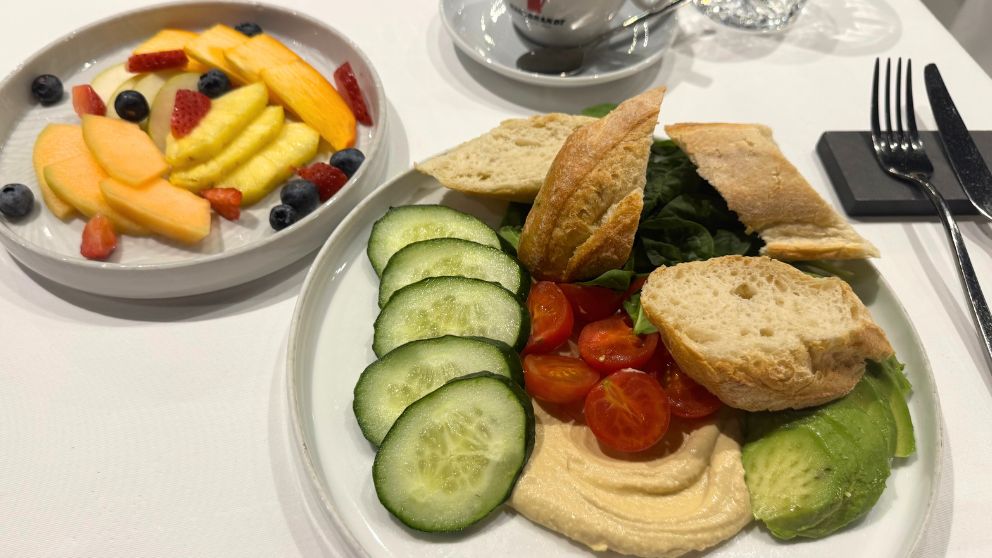 The Hotel Ljubljanaの2日目の朝食、フムスプレートとフルーツ