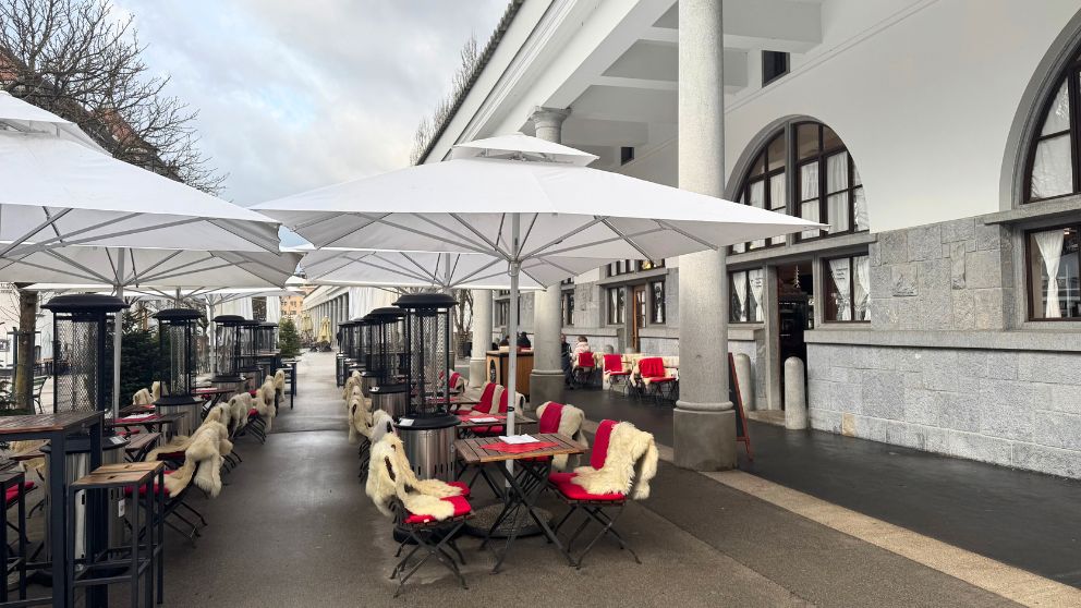 リュブリャナ中央市場の市場回廊にレストランのテーブルが並んでいる