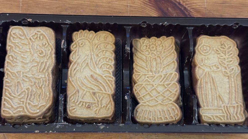 DetkiのMeseクッキーの模様。鶏や花などが描かれていて華やか