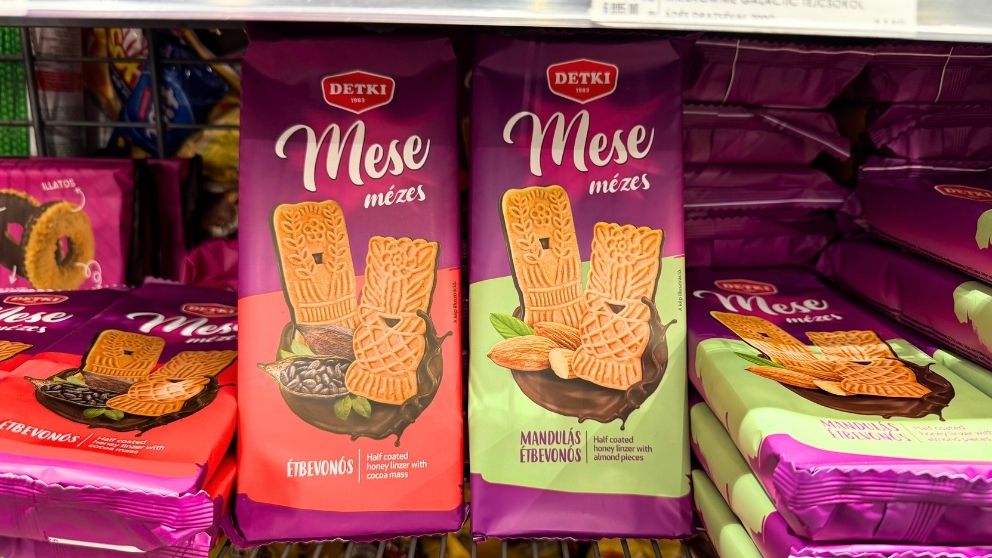 スーパーに並ぶDetkiのMeseクッキー。ダークチョコレートとアーモンド味