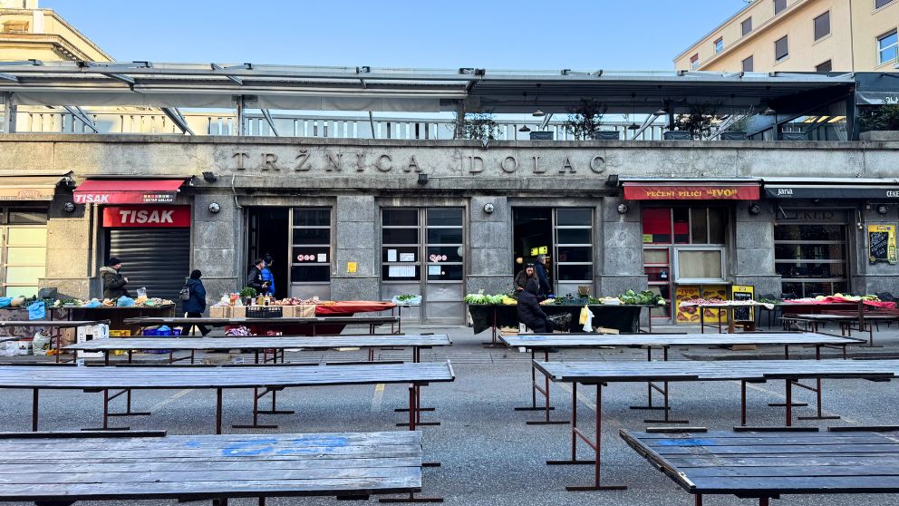 ザグレブのドラツ市場の建物の外観。土曜日で市場の前の屋台は少ししか営業していない
