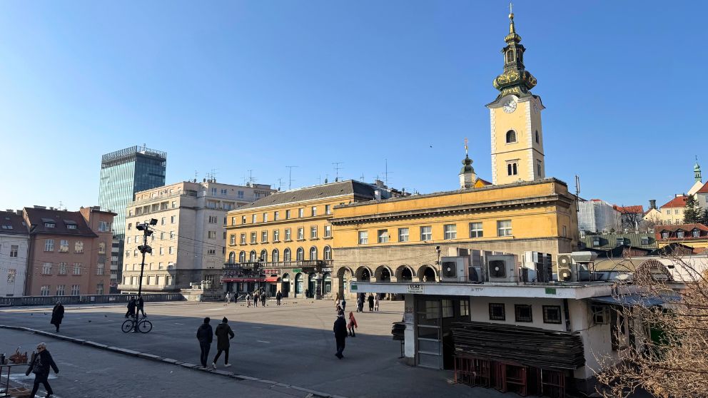 ザグレブのドラツ市場の建物の上の広場。日曜日でお店は出ていない