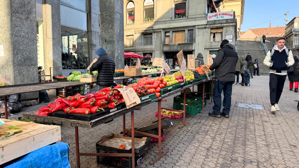 ザグレブのドラツ市場とイェラチッチ広場の間の八百屋さん