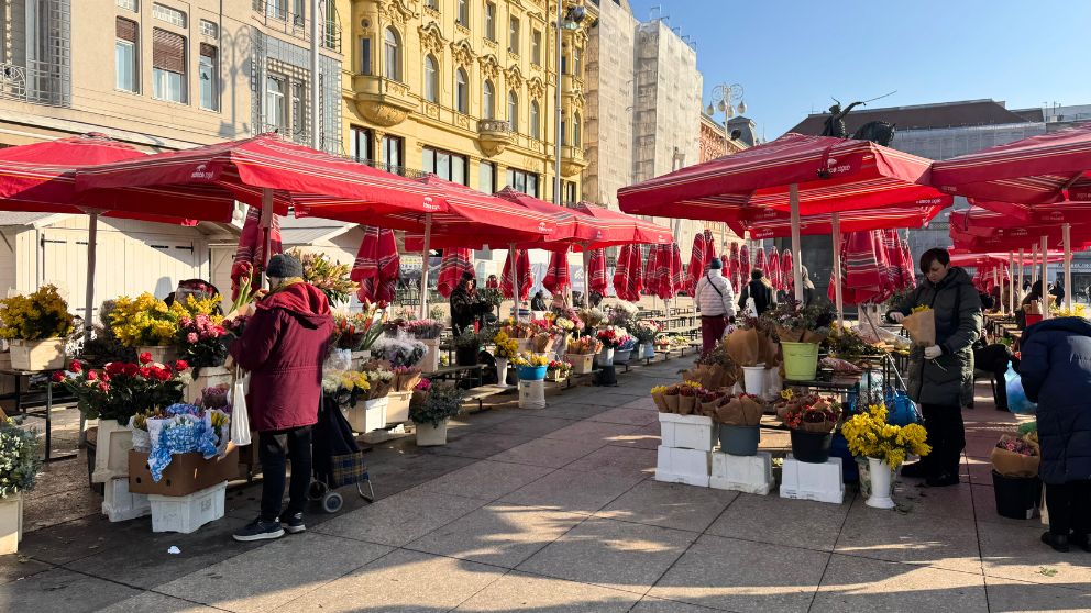 ザグレブのドラツ市場に近いイェラチッチ広場の屋台の様子。赤いパラソルが印象的。花屋が営業している