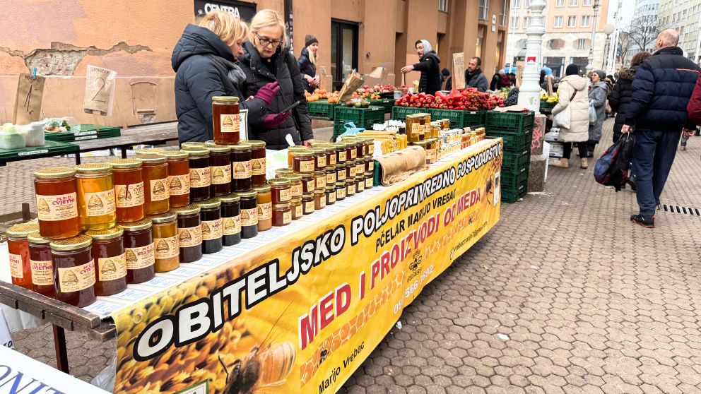 ザグレブのドラツ市場とイェラチッチ広場の間のはちみつ屋さんの様子