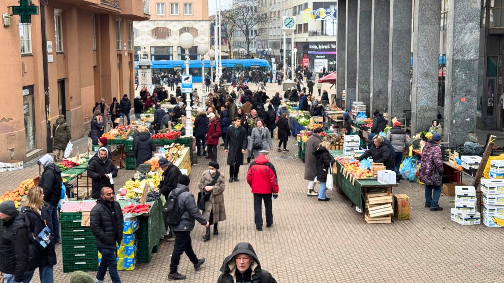 ザグレブのドラツ市場からイェラチッチ広場へ向かう通りに、市場の屋台が出ている様子