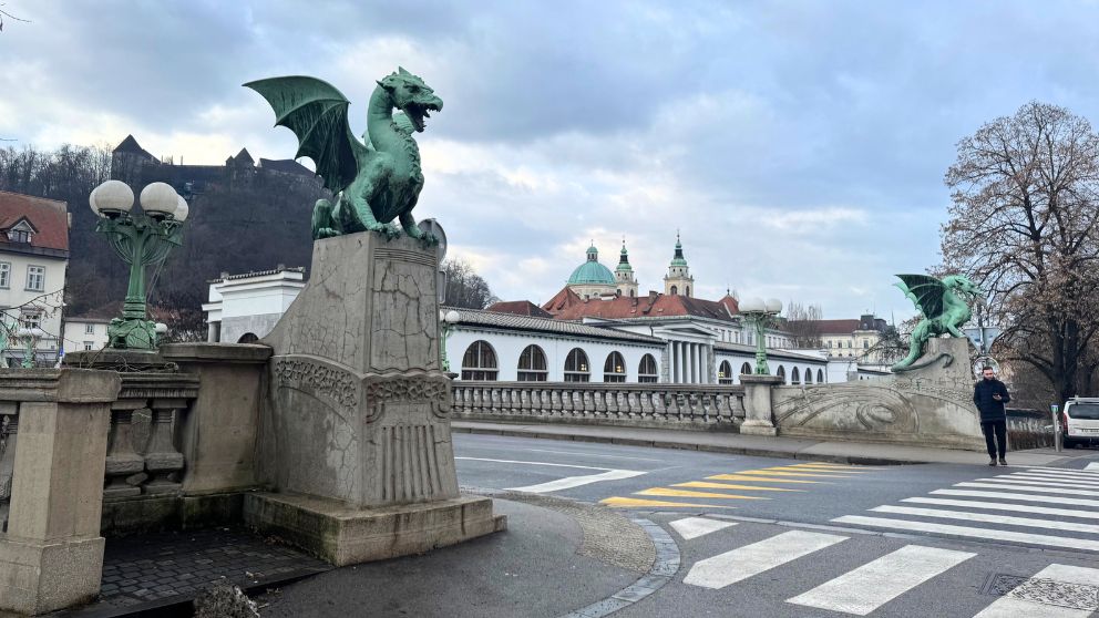 リュブリャナの竜の橋。牙をむいた竜の像の迫力がある