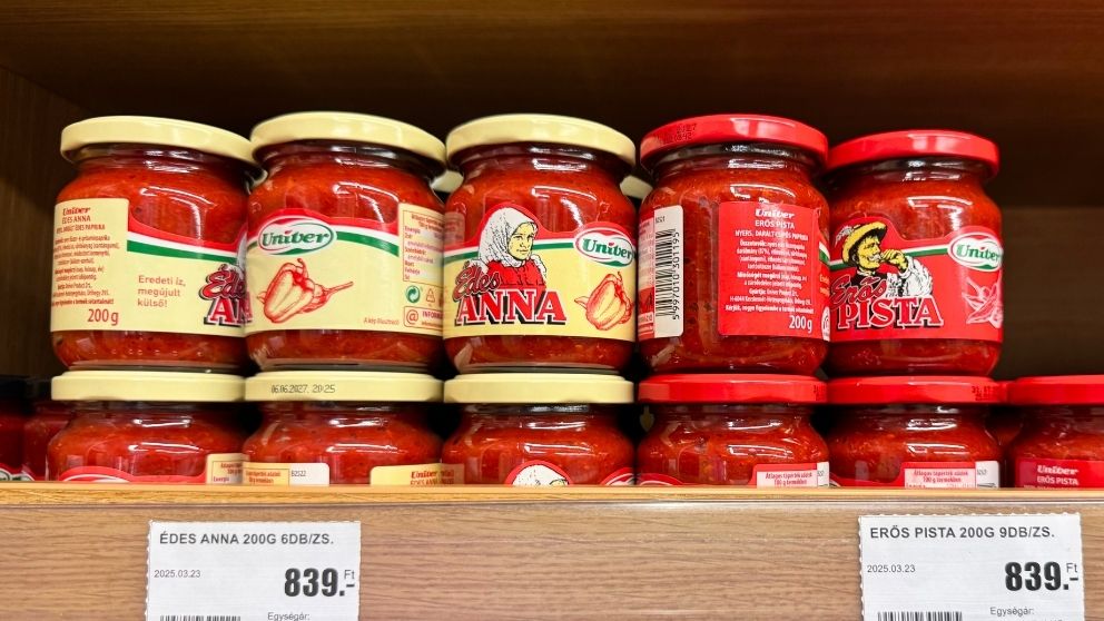 パプリカペーストのErős PistaとÉdes Annaが並んでいる様子