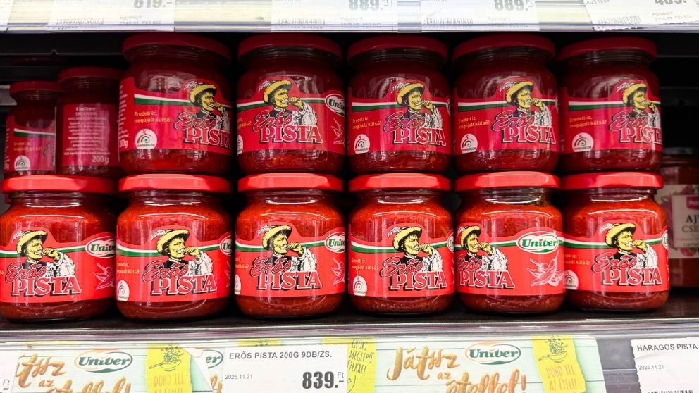 パプリカペーストのErős Pistaが大量に並んでいる様子