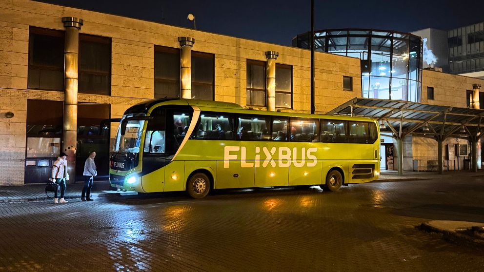 ブダペストのKelenfold駅に停車していたフリックスバスの外観