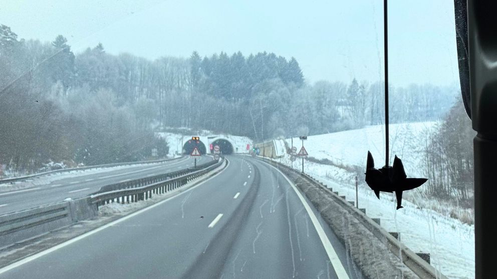 スロベニア国内の高速道路の様子。先には山とトンネルが見える