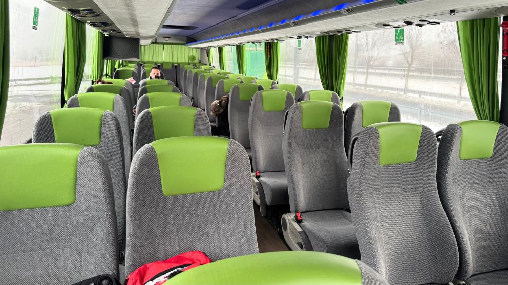ブダペスト〜リュブリャナ間のバスの座席の様子。ヘッドレスト部分がトレードマークの緑色