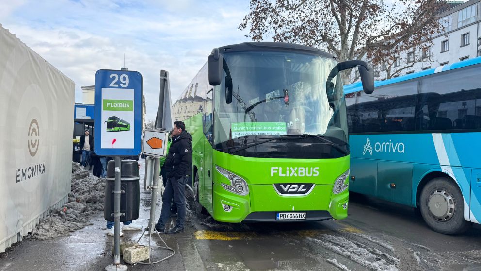 リュブリャナのバス停に停車するFlixBus。29番のバス停の標識がでている