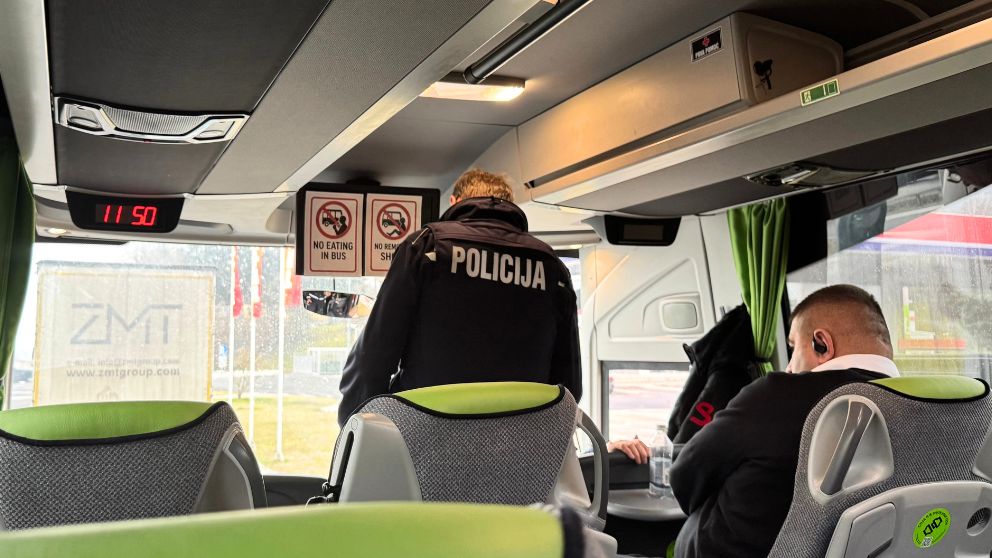 スロベニアとクロアチアの国境でパスポートをチェックを終えた警察官の姿