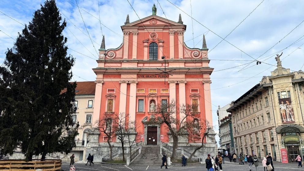 プレシェーレン広場の聖フランシスコ教会の外観