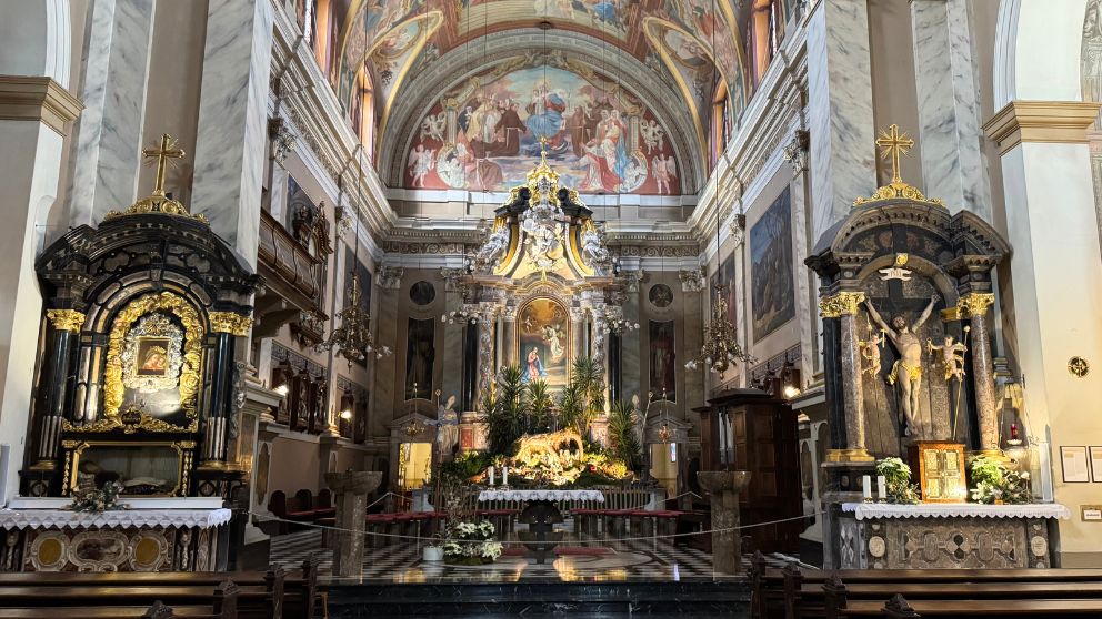 プレシェーレン広場の聖フランシスコ教会の内部の様子