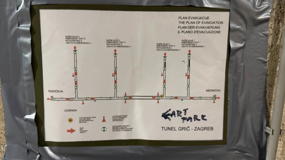 ザグレブのグリッチ・トンネルの内部で見た、見取り図の画像