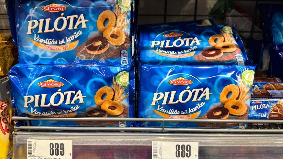 青いパッケージのピロータというドーナツのような形をしたクッキー