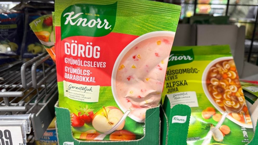 ハンガリーでは定番の甘いフルーツスープも、インスタント食品として販売されている様子