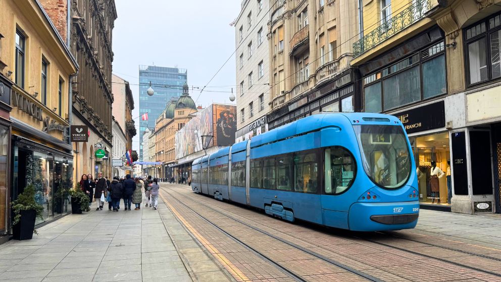 ザグレブの入りツァ通りを青いトラムが走っている様子